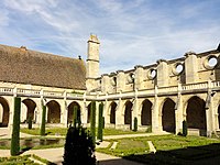 Drehort Abtei Royaumont: Kreuzgang mit Innenhof