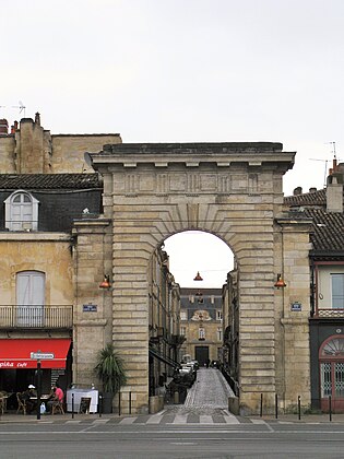 Porte de la monnaie depuis les quais