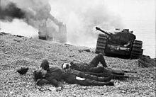 Canadian wounded and abandoned Churchill tanks after the raid. A landing craft is on fire in the background. Bundesarchiv Bild 101I-291-1205-14, Dieppe, Landungsversuch, alliierte Soldaten.jpg
