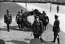 Hermann Göring à Vienne, le 27 mars 1938, lors du dépôt d'une couronne de fleurs