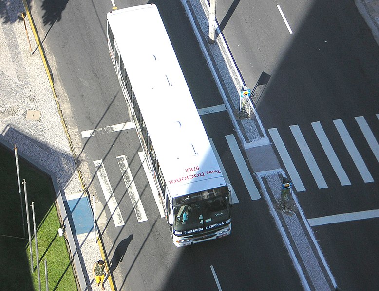 Ficheiro:Bus changing lane Joao Pessoa.jpg