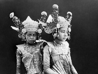 Portrait de deux jeunes danseuses balinaises vêtues de costumes de scène. (définition réelle 3 499 × 2 648)