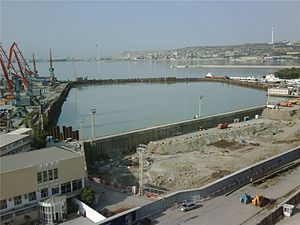 Строительный участок (01.08.2012): видна огороженная часть моря, где должен расположиться отель Crescent, ведутся свайные работы на наземном участке
