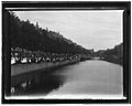 De brug vastgelegd in 1904 door Jacob Olie, de mensen op de kade staan te kijken naar de instorting/afbraak van panden aan de overkant