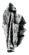 Черно-белая фотография фрагмента шлема из Восточного кургана в Гамла-Упсале