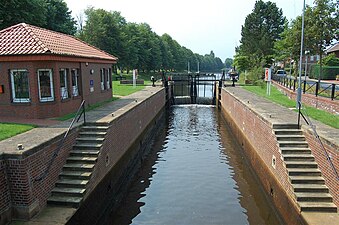 Haren-Ruitenbroekkanaal: schutsluis in Haren met sluiswachtershuisje