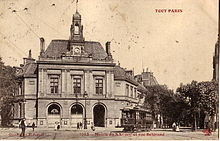 Carte postale ancienne montrant un tramway de l'Est Parisien devant la mairie du 20e arrondissement