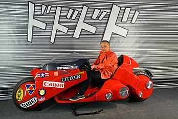 Katsuhiro Ōtomo chevauchant la moto de son personnage Kaneda, au festival international de la bande dessinée d'Angoulême 2016. (définition réelle 5 500 × 3 672)