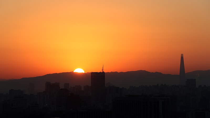 파일:First sunrise of 2018 in Seoul, South Korea (24550249877).jpg