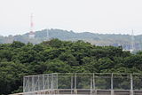 滝の水公園（名古屋市緑区）から望む二村山（奥手中央やや左よりの丘陵） （2012年（平成24年）5月）