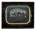 Daguerreotypi av de kvinnelige skuespillerne ved det første norske teater, 1856. Fra venstre: Helene Marie Prom, Birgitte Cornelia Rojahn, Louise Brun, Janny Grip Isachsen, Fredrikke Louise Nielsen, Benedicte Hundevadt. Foto: Hans Krum. NTNU Universitetsbiblioteket.