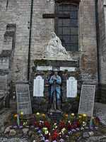 Poilu au repos et Pietà (monument aux morts)