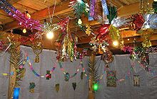 Decorations hanging from the s'chach (top or "ceiling") on the inside of a sukkah He wiki sucot.jpg