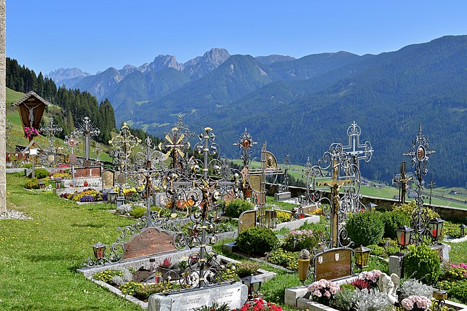 Friedhof bei der Pfarrkirche in Tessenberg von Benutzer:Haeferl