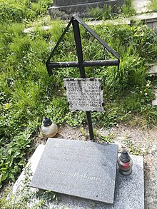 Fotografia hrobu Samuela Pellionisa. Ku krížu je pripevnená tabuľka s veršami.