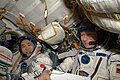Padalka e Wakata na Soyuz TMA-14 durante manobras de mudança de ponto de acoplagem da nave na estação.