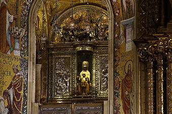 27/04: Interior del Monestir de Santa Maria de Montserrat, amb la Mare de Déu de Montserrat (La Moreneta, patrona de Catalunya) al fons.