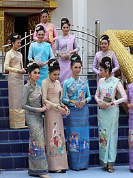 穿着Panung（英语：Panung）的泰国妇女