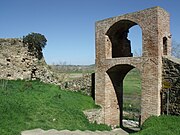 Das Stadtmauertor Portaccia (auch Porta Senese oder Porta al Pero genannt) mit Teilen der Stadtmauer