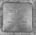 JUDr. Josef Růžička: kámen zmizelých s textem: Zde žil / JUDr. Josef / Růžička / nar. 1889 / zavražděn 1942 / v Mauthausenu