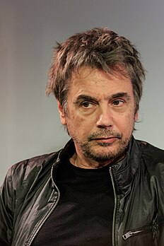 Jean-Michel Jarre (24 de agosto de 1948) é um compositor e intérprete de música eletrônica de Lyon, França. (definição 3 028 × 4 542)