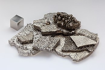 Chips de cobalto com 99,9 % de pureza, refinados por eletrólise, e um cubo de cobalto com 1 cm3 com pureza de 99,8 % (definição 5 616 × 3 744)