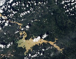 Műholdfelvétel a tóról (észak jobbra van)