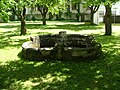 Der vierteilige Brunnen teilt den Klostergarten in vier Quadrate.