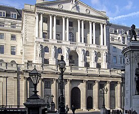 Bank of England (1921–37) Sir Herbert Baker. Il muro esterno originale di John Soane fu mantenuto.