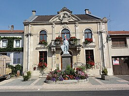 Gemeentehuis en oorlogsmonument