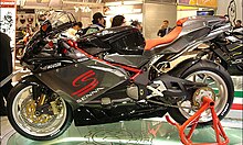 Le modèle MV Agusta « F4 1000 Senna » de la moto de marque Ducati, noire et rouge, de profil, dans une exposition.