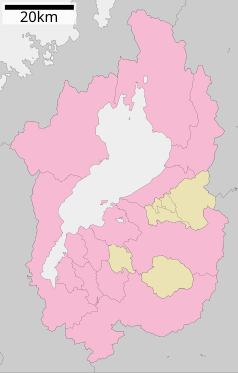 Mapa konturowa prefektury Shiga, blisko centrum na dole znajduje się punkt z opisem „Ōmihachiman”