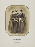 «Tre Piger fra Fjeldberg Præstegjeld i Bergens Stift» på 1860-tallet Foto: Marcus Selmer (1818–1900) / Preus museum