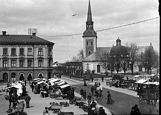 Marknadsdag på Stora Torget 1904. Hertig Karl inrättade reguljära torgdagar i Södertälje på 1500-talet.