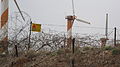 Minenfeld und Windkraftwerk auf dem Berg