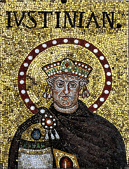 Mozaik prikazuje cesarja Justinijana in verjetno prekriva podobo graditelja cerkve kralja Teoderika