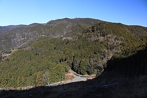 尉ヶ峰方面から望む富幕山と静岡県道68号浜北三ケ日線の風越峠（2018年1月27日撮影）
