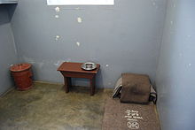 220px-Nelson_Mandela%27s_prison_cell%2C_Robben_Island%2C_South_Africa