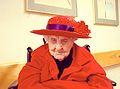 Neva Morris, jedna od najstarijih članica društva, s crvenim klobukom.