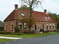 De voormalige herberg 'De Vrede' annex tolhuis bij Noordhornertolhek (noordzijde kanaal)