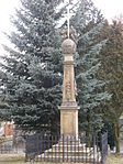 Obelisk se železným křížem, Malé nám., Ostrov.jpg