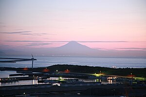 御前崎港（手前）と富士山（奥）