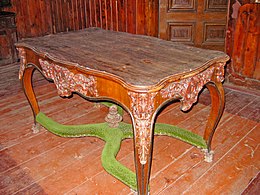 Zabytkowy stół w jednym z pokojów w pałacu