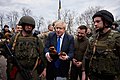 Boris Johnson cu un cocoș maiolica din Vasîlkiv