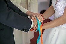Les rubans sont liés aux mains des mariés