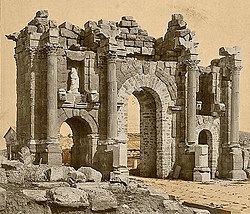 Romia Arko de Trajano ĉe Thamugadi (Timgad), Alĝerio 04966r.jpg