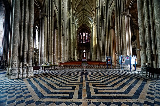 Labyrinthe de forme octogonale constitué de pierres noires et blanches