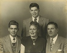 Портрет подростка Сильверса, стоящего за сидящими членами семьи