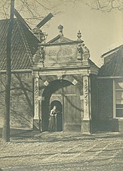 Bewoonster voor het gasthuis (ca. 1870)