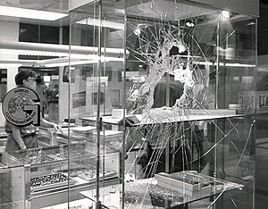 Police questioning a shop assistant shortly after a smash-and-grab coup in Caroli Gold in Malmo 1987. Smash and Grab - Caroli Guld - Malmo-1987.jpg